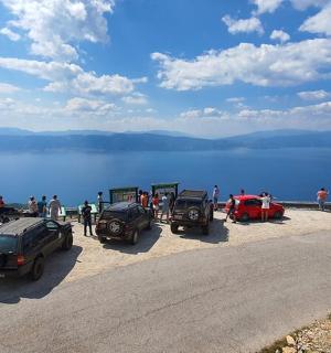 skupina džípů zaparkovaných vedle vodní plochy