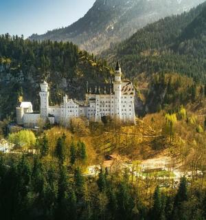 eine Burg auf einem Hügel inmitten eines Berges