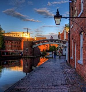 most přes řeku ve městě s budovami