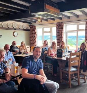 一群人坐在餐厅的桌子旁