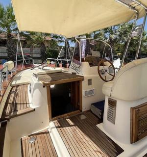 甲板上有方向盘的船