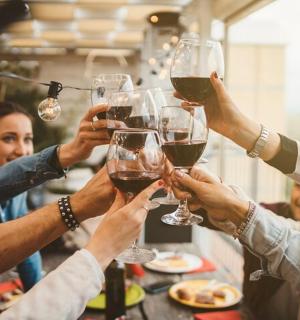 一群人举着酒杯