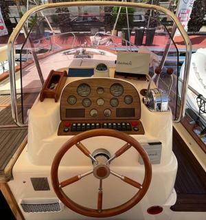 船上有方向盘的船