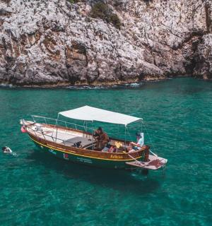 skupina lidí na lodi ve vodě