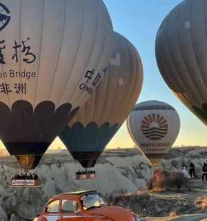 一组热气球和一辆旧车