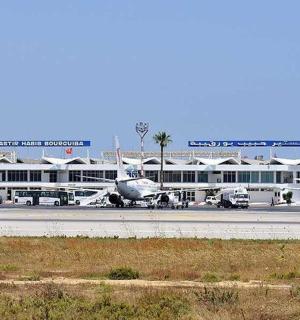 dvě letadla parkují na letišti