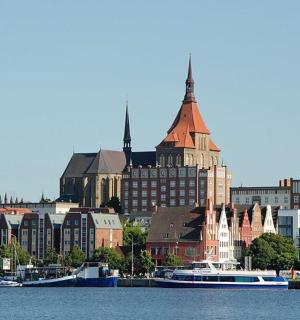 eine Stadt mit einem großen Gebäude mit einem Uhrenturm