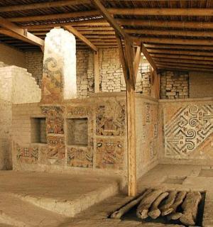 velká místnost s graffiti na stěnách budovy