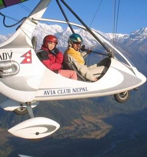 dva lidé letí v letadle ve vzduchu