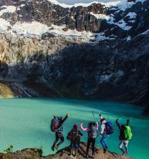 一群人在湖前跳跃