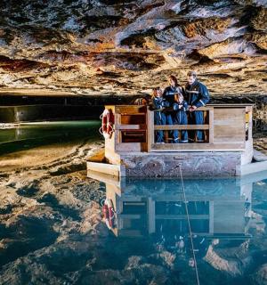 група људи на чамцу у води