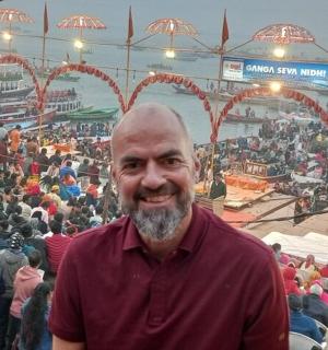 muž stojící před davem lidí