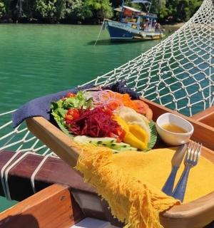 水上船上的一盘食物