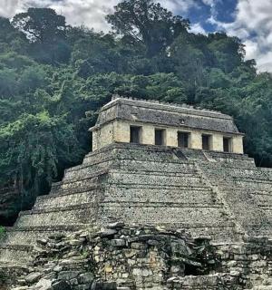 一座以山为背景的金字塔建筑