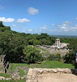 站在金字塔顶上的女人