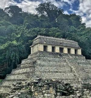 山顶上的一座古老建筑