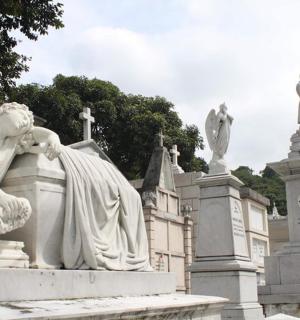 socha ženy sedící na vrcholu monumentu