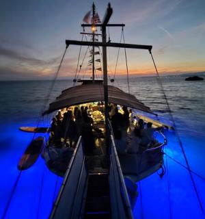 група људи на чамцу у води