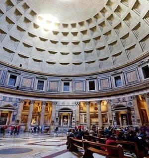 一群人坐在一栋大楼里