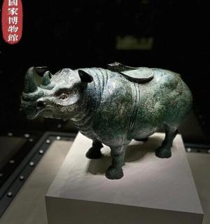 博物馆展台上的公牛雕像