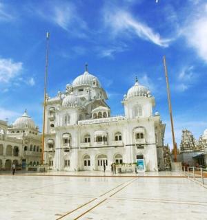 一栋白色的大楼，背景是蓝天