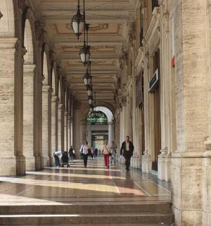 人们在大楼走廊里行走