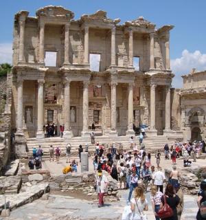 eine Gruppe von Menschen steht vor einem Gebäude