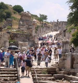 eine Menschenmenge, die eine Straße entlang geht
