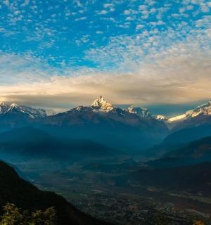 白雪皑皑的山脉景观