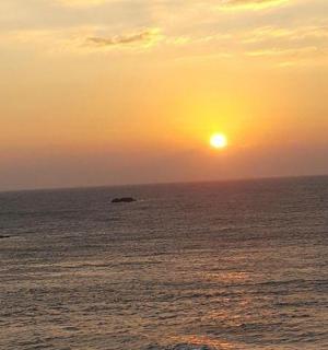 海上日落，水中岩石