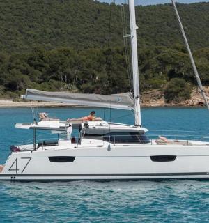 一对夫妇在水中的帆船上