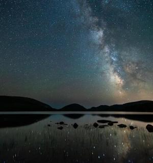 星光灿烂的夜晚，湖面上银河闪烁