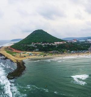 海滩旁边的海岛