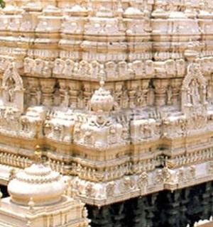 一座带有建筑的大型白色石头建筑