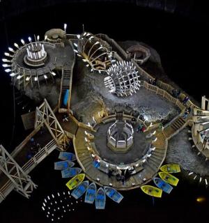 夜晚钟楼的俯视图