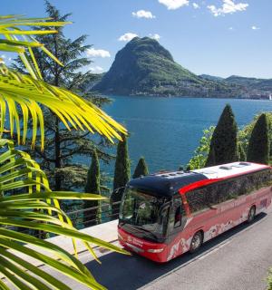 autobus jedoucí po silnici u vody