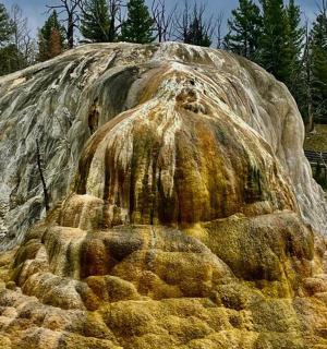 velký kámen s mechem na vrcholu