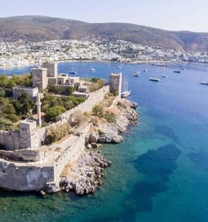 城市和海洋的鸟瞰图