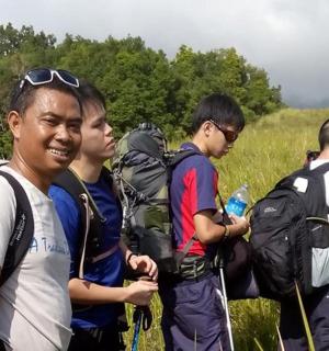 一群背着背包站在田野里