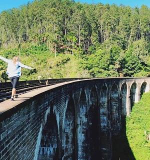 一名女子正在桥上行走