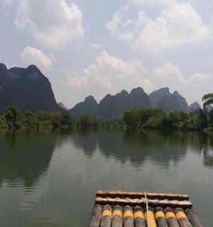 河上的小船,背景是群山