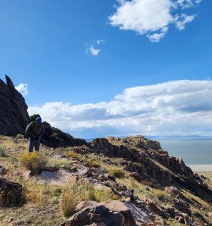 一个人站在山上望着大海