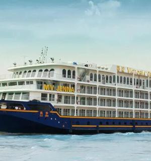 水中一艘大型游轮