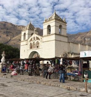 一座有钟楼的建筑,前面有一群人