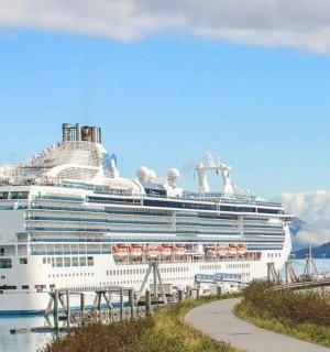 停靠在水中码头的游轮