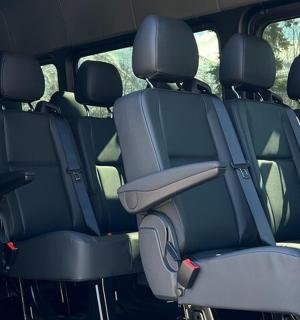 auto se zadními sedadly vozidla