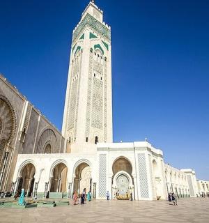 一座前面有高塔的大楼