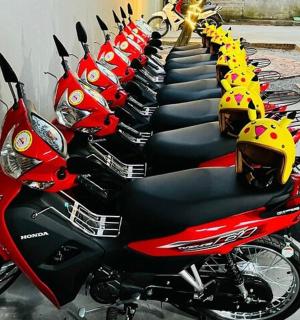 一排戴着头盔的摩托车停放成一排