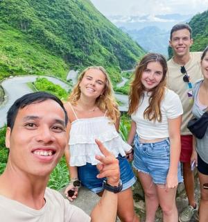 一群人站在山边