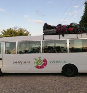 一辆白色巴士停在停车场